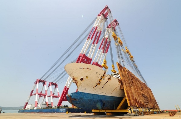 ▲ 현대삼호중공업이 10일 목포신항에 거치된 세월호를 바로세우는 작업을 완료했다. ⓒ현대삼호중공업