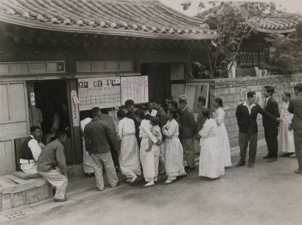 ▲ 5.10 총선거 당일 아침 7시에 투표장으로 모인 한국인들.ⓒ국사편찬위원회 전자사료관 DB