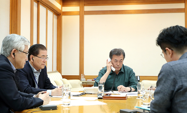 ▲ 문재인 대통령이 도널드 트럼프 미국 대통령과 통화하는 모습. ⓒ청와대 제공