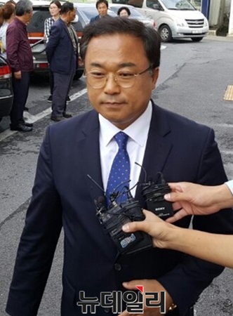 ▲ 지난해 7월 청주지법 제천지원에서 재판을 받고 나오는 권석창 의원의 모습.ⓒ뉴데일리 충청본부 D/B
