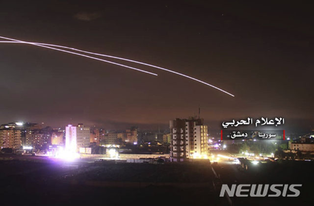 ▲ 시리아 수도 다마스커스에 떨어지는 이스라엘 공대지 미사일들. ⓒ뉴시스-AP. 무단전재 및 재배포 금지.