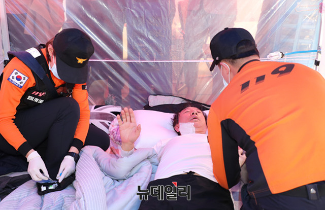 ▲ 김성태 원내대표가 호흡곤란으로 병원에 이송된 직후 SNS를 통해 유포된 불법정보지 ⓒ 캡쳐화면