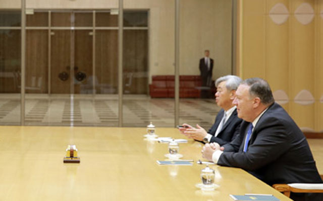 ▲ 北선전매체가 공개한 폼페오 美국무장관과 김정은 면담 사진에 드러난 앤드류 김 KMC 센터장(폼페오 장관 오른쪽). ⓒ北선전매체 화면캡쳐.