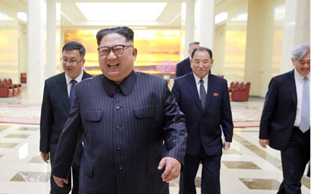 ▲ 北선전매체 보도사진에 나온 앤드류 김 KMC 센터장(맨 오른쪽). ⓒ北선전매체 화면캡쳐.