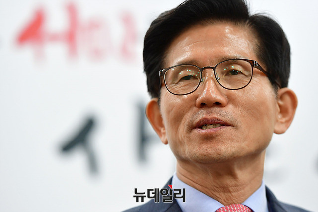 ▲ 여의도 당사 기자회견장에서 공약 발표를 하고 있는 김문수 자유한국당 서울시장 후보 ⓒ뉴데일리 정상윤 기자