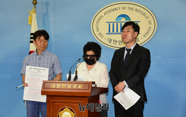 ▲ 하태경 바른미래당 의원이 11일 오후 국회 정론관에서 북한전문매체인 데일리NK 소속 최송민(가명) 기자의 북한 억류 가능성을 주장하고 조속한 송환을 촉구 하고 있다. 이날 기자회견에는 최송민씨 가족 및 회사 대표가 참석했다. ⓒ뉴데일리 이종현 기자