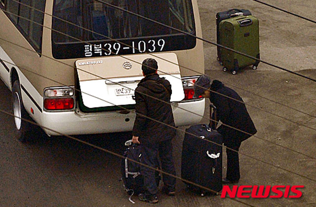 ▲ 북한에서 중국으로 건너간 뒤 짐을 내리는 북한 사람들. 노동당 간부 또는 외화벌이 일꾼일 가능성이 높다. ⓒ뉴시스. 무단전재 및 재배포 금지.