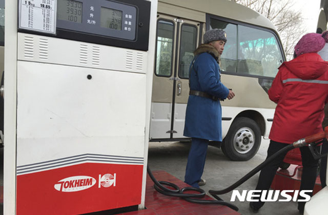 ▲ 2017년 4월 대북제재가 본격적으로 강화되기 전 평양 주유소. ⓒ뉴시스. 무단전재 및 재배포 금지.