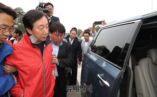 ▲ 9일째 단식을 이어가던 중 건강이 급격히 악화돼 다시 병원으로 실려가는 김성태 자유한국당 원내대표 ⓒ