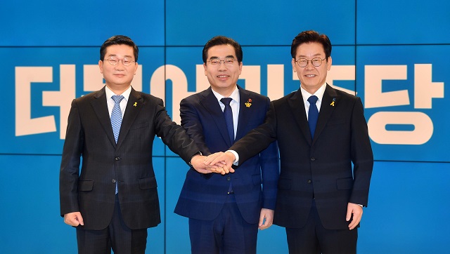 ▲ 더불어민주당 경기도지사 후보자 경선 TV토론회가 진행된 4월 17일 서울 sbs 목동스튜디오에서 후보자들이 손을 맞잡고 공명선거 실천을 다짐하고 있다. 왼쪽부터 전해철 의원, 양기대 전 광명시장, 이재명 전 성남시장. ⓒ뉴시스