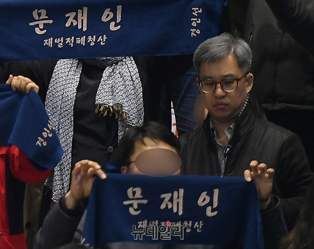 ▲ 본지가 촬영한 드루킹 사진. 그는 지난해 3월31일 부산 연제구 부산실내체육관에서 열린 더불어민주당 영남권역 대선후보 선출대회 현장에서, 인터넷카페 경인선 회원들과 함께 문재인 후보를 지지했다. ⓒ 뉴데일리DB