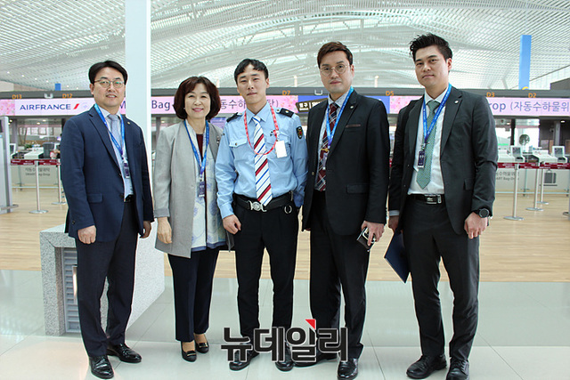 ▲ 근무중인 아세아항공직업전문학교 졸업생을 격려중인 전영숙 이사장과 교수진ⓒ아세아항공직업전문학교 제공