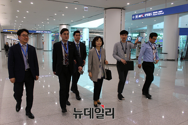 ▲ 인천국제공항 보안 시설견학중인 교직원들 ⓒ아세아항공직업전문학교 제공