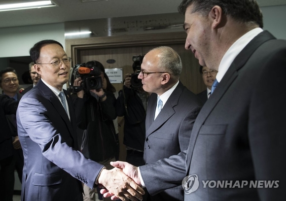 ▲ 10일 오전 서울 한국자동차산업협동조합에서 열린 산업통상자원부-GM협력 MOU체결에서 백운규(왼쪽) 산업통상자원부 장관과 카허 카젬 한국 GM 사장이 체결식 전 회의실 앞에서 만나 악수를 하고 있다. 가운데는 배리 엥글 GMI사장. ⓒ연합뉴스