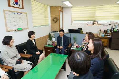 ▲ 한종인 병원장(왼쪽에서 2번째), 정성애 대외협력실장(왼쪽에서 1번째) 등 이대목동병원 관계자들이 노병채 목5동 동장(왼쪽에서 3번째) 상생 발전을 위한 의견을 나눴다. ⓒ이화의료원