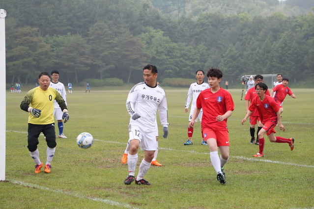 ▲ 제6회 예천군수배 기수별 친선 축구대회를 12일 예천진호국제양궁장에서 열린 가운데 선수들이 볼을 다투고 있다.ⓒ예천군