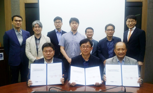 ▲ 영진사이버대는 11일 대구 한국교육학술정보원 회의실에서 한국교육학술정보원, 한국원격대학협의회와 교육부 재정지원 사업을 위한 3자간 협약을 체결했다. 전병현 영진사이버대학교 컴퓨터통신학과 교수, 박형용 한국교육학술정보원 부장, 김영철 한국원격대학협의회 사무국장 등 관계자들이 기념촬영에 나선 모습.ⓒ영진사이버대