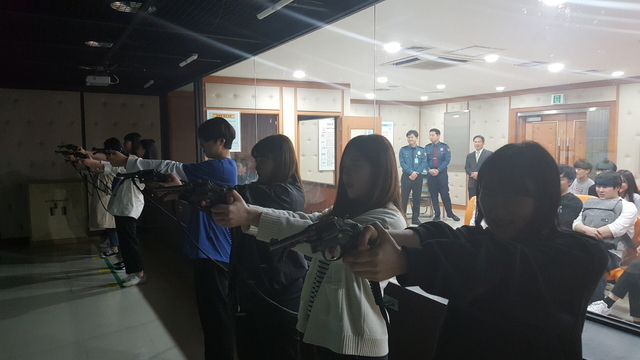 ▲ 시뮬레이션 사격 훈련을 받고 있는 학생들.ⓒ대구한의대