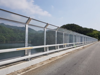 ▲ 충북 청주시 상당구 문의면에 위치한 문의대교의 난간이 1.1m에서 2.6m로 높여진 모습.ⓒ충북도