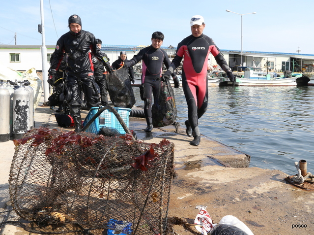 ▲ 지난 11일 구룡포 아라광자엥서 열린 식목일 행사에서 클린오션봉사단이 참가해 바다정화 활동을 펼쳤다.ⓒ포스코