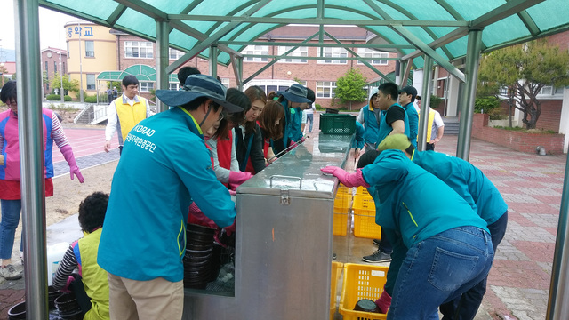 ▲ 한국원자력환경공단 자원봉사단원들이 양북면 경로잔치에 참여해 설거지를 돕고 있다.ⓒ한국원자력환경공단