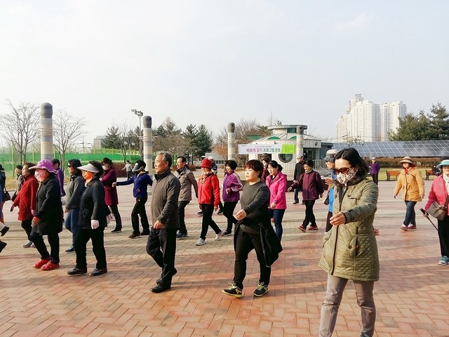 ▲ 지난해 수성못 상화동산에서 진행한 ‘바르게걷기 프로그램’에서 참여 주민들이 바르게 걷는 자세에 대한 교육을 받고 있다.ⓒ수성구청