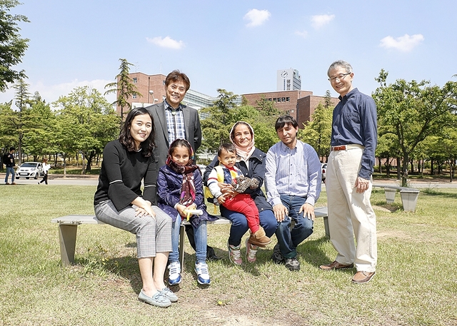 ▲ 영남대 박정희새마을대학원에 유학중인 바시르 씨(사진 오른쪽에서 두 번째) 가족, 박정희새마을대학원 김기수 원장(오른쪽에서 첫 번째)과 행정실 직원들.ⓒ영남대학교