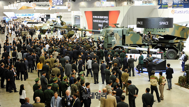 ▲ 대한민국 방위산업전에 참가중인 해외 군수과계자와 바이어들 ⓒDX KOREA사무국 제공