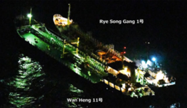 지난 2월 13일 日해상자위대가 공개한 北선박의 공해상 불법환적 장면. 日자위대는 5월 초 한국 유조선 한 척이 북한 선박과 접촉하는 현장을 잡았다고 밝혔다. ⓒ美VOA 관련보도 화면캡쳐.