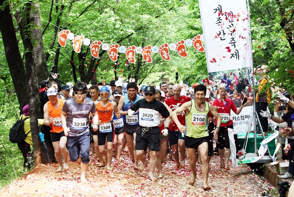 ▲ 대전 계족산에서 열린 맨발마라톤에서 관광객들이 황톳길을 달리고 있다.ⓒ맥키스컴퍼니