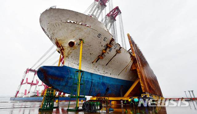 ▲ 목포 신항에 우뚝 선 세월호. 바닥이나 측면에는 충돌의 흔적이 없었다고 한다. ⓒ뉴시스. 무단전재 및 재배포 금지.