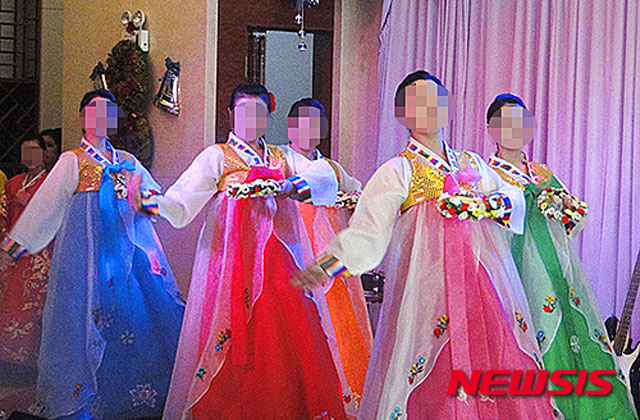 ▲ 과거 중국에서 성업할 때 北식당 여종업원들의 저녁 공연 모습. ⓒ뉴시스. 무단전재 및 재배포 금지.