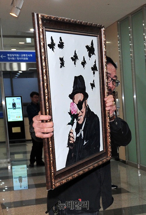 ▲ 성폭행 의혹과 관련해 경찰 조사를 받기 위해 출석한 가수 김흥국의 한 측근이 지난달 5일 오후 김흥국이 출석한 직후 증거물품이라며 그림을 내보이고 있다. ⓒ 정상윤 기자