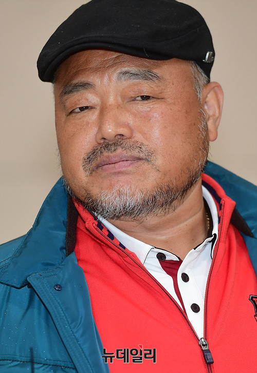 ▲ 성폭행 의혹과 관련해 경찰 조사를 받기 위해 출석한 가수 김흥국의 한 측근이 지난달 5일 오후 김흥국이 출석한 직후 증거물품이라며 그림을 내보이고 있다. ⓒ 정상윤 기자