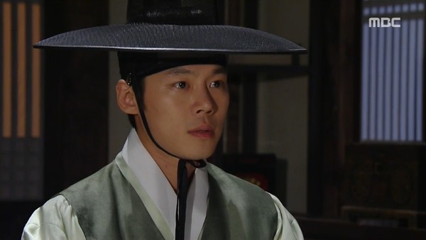 ▲ 성폭행 의혹과 관련해 경찰 조사를 받기 위해 출석한 가수 김흥국의 한 측근이 지난달 5일 오후 김흥국이 출석한 직후 증거물품이라며 그림을 내보이고 있다. ⓒ 정상윤 기자