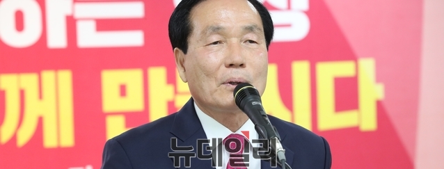 ▲ 자유한국당 김주수 의성군수가 14일 오전 의성군청 대회의실에서 지방선거 재선 도전을 공식 선언하고 있다.ⓒ뉴데일리