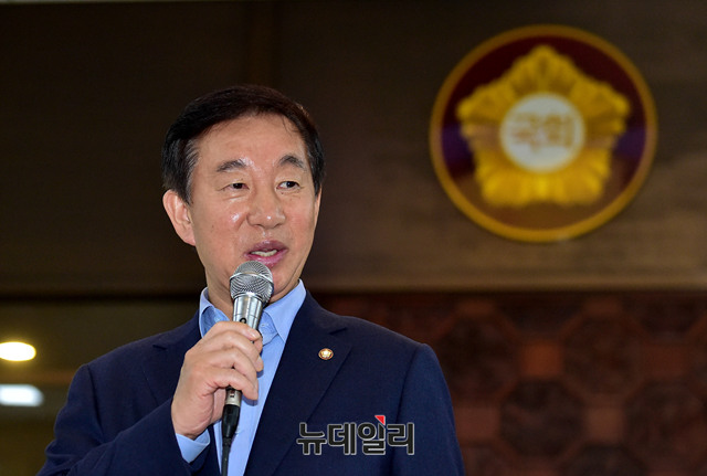 ▲ 김성태 자유한국당 원내대표가 14일 오후 국회 로텐더홀에서 민주당원 댓글조작 사건(드루킹 게이트) 관련 특별검사 법안과 추가경정예산안을 오는 18일 동시 처리하고 지방선거 출마 현역의원 사직서를 오늘 본회의에서 처리 하기로 합의 했음을 발표하고 기자들의 질문에 답하고 있다. ⓒ뉴데일리 이종현 기자