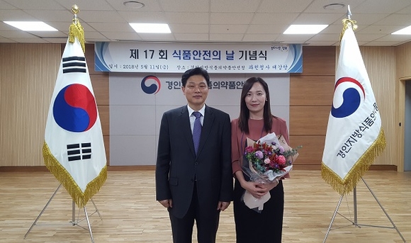 ▲ (왼쪽부터) 경인지방식품의약품안전청장 김성호, 정은경 에스트라 바이탈뷰티 품질보증팀 부장ⓒ아모레퍼시픽그룹