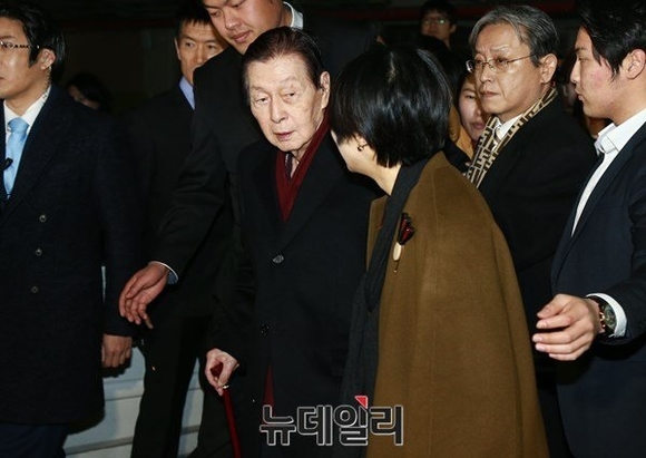 ▲ 신격호 롯데 총괄회장(가운데)이 지난 11일 열린 롯데지주 이사회에서 명예회장으로 추대됐다. ⓒ뉴데일리