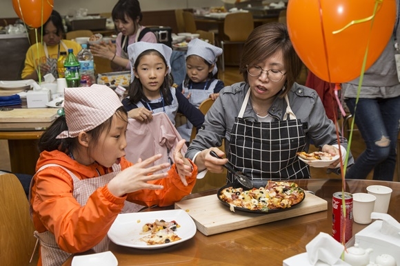 ▲ '해외근무 임직원 자녀 초청 행사'에 참여한 현대엔지니어링 직원 가족들이 쿠킹클래스에 참여하고 있다. ⓒ현대엔지니어링
