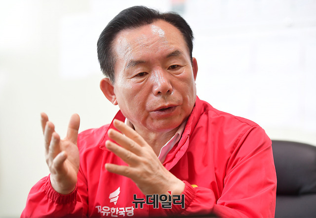 ▲ 자유한국당 이인제 충남도지사 후보는 14일 충남 천안 캠프에서 뉴데일리와 인터뷰를 했다. ⓒ뉴데일리 정상윤 기자