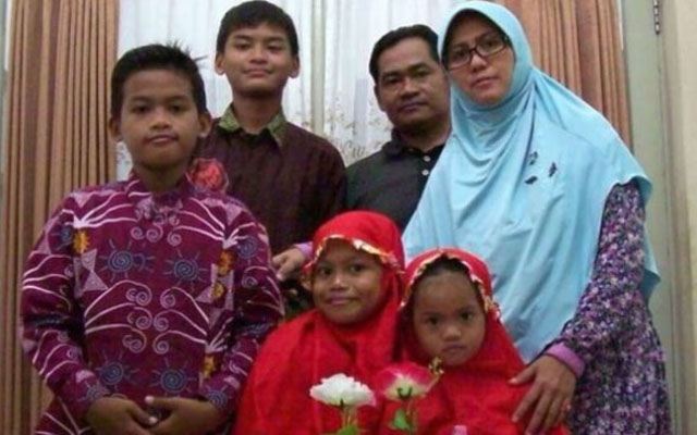 ▲ 수라바야 자폭테러를 저지른 일가족의 사진. 이들 가운데 막내딸만 살아남았다고 한다. ⓒ호주 SBS 관련보도 화면캡쳐-인도네시아 경찰 공개사진.