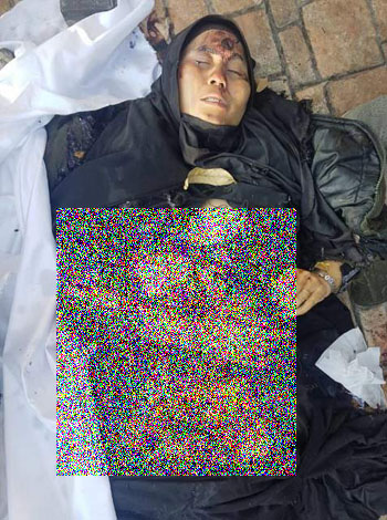 ▲ 테러 발생 직후 현장에서 발견된 테러범의 부인 시신. ⓒ인도네시아 SNS 유통 중인 사진 캡쳐.