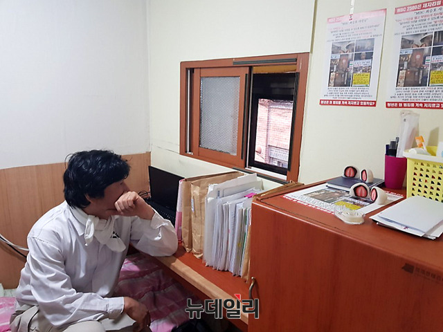 MBC '시사매거진 2580'의 갑질 방송으로 사기꾼 사업가란 오명을 뒤집어쓴 안홍성씨는 모든 오해와 누명이 풀린 지금도 '고시원'에서 힘겨운 생활을 이어가고 있다. ⓒ 조광형 기자