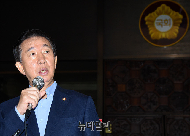 ▲ 14일 김성태 자유한국당 원내대표가 국회 본청 로텐더홀에서 열린 긴급의원총회에서 발언을 하고 있다 ⓒ뉴데일리 공준표 기자