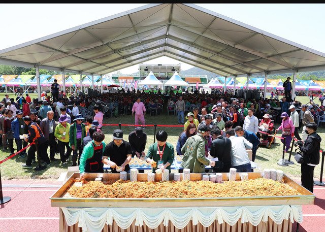 ▲ 지난 14일 막을 내린 ‘영양산나물축제’가 방문객 10만명, 25억원의 경제적 파급효과를 보이며 막을 내렸다.ⓒ영양군