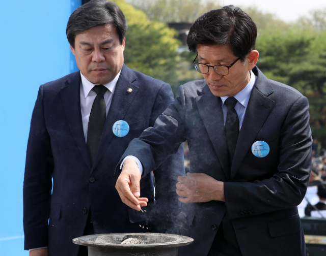 ▲ 자유한국당 김문수 서울시장 후보(사진 오른쪽)의 상임선대위원장을 맡고 있는 김선동 의원(왼쪽). 김선동 의원은 15일 국회에서 기자회견을 열어 민주당 박원순 후보가 MBC 백분토론 출연을 거부하는 등 검증을 회피하고 있다고 문제를 제기했다. ⓒ뉴시스 사진DB