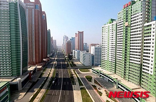 ▲ 2015년 김정은의 명령으로 건설한 평양 과학자 거리. 겉모습과 달리 엘리베이터와 상하수도 작동하지 않는 곳이 적지 않다고 한다. ⓒ뉴시스. 무단전재 및 재배포 금지.