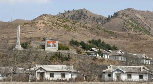 ▲ 평양을 벗어나면 쉽게 볼 수 있는, 북한의 일반적인 주택. ⓒ뉴데일리 DB.