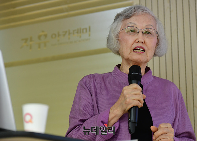 ▲ 15일 오후 서울 마포구 자유아카데미에서 열린 제87회 우남(雩男) 이승만(李承晩) 포럼에서 이덕희 하와이 한인이민연구소장이 '이승만 하와이 30년'을 주제로 강연을 진행하고 있다. ⓒ뉴데일리 정상윤 기자